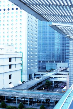 Cityscape ofis binaları ve hong Kong Köprüsü.