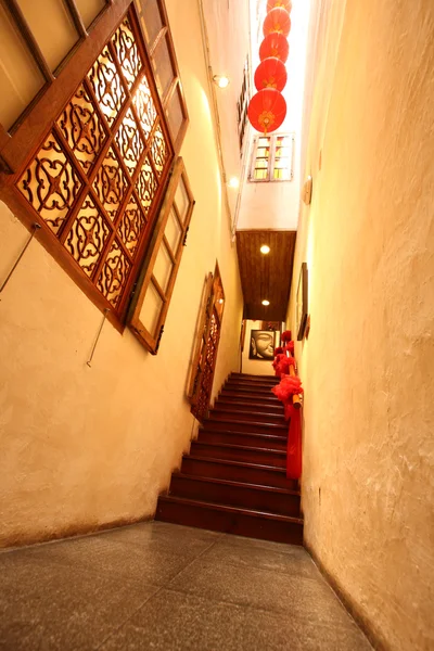 Chiński tradycyjny korytarza w drewniane z czerwona latarnia. — Zdjęcie stockowe