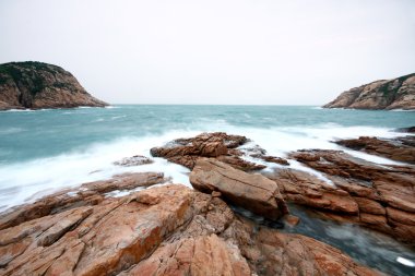 Fırtına. Dalgalar ve deniz köpüğü.