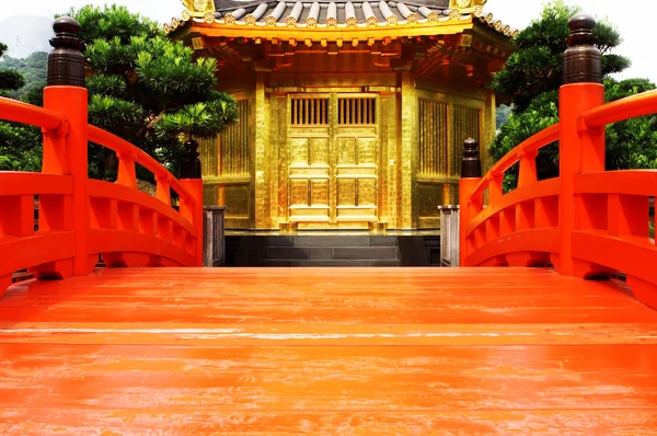 Східні золотистий павільйон Ци Лін жіночий монастир і китайський сад, — стокове фото