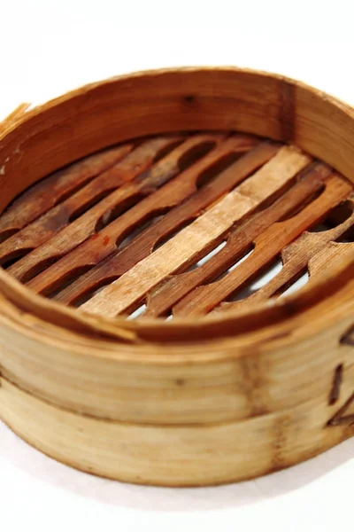 Chinês cozido no vapor dimsum em recipientes de bambu cozinha tradicional — Fotografia de Stock
