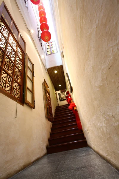 Couloir traditionnel chinois en bois avec lanterne rouge . — Photo