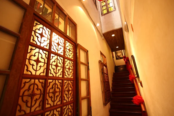 Chiński tradycyjny korytarza w drewniane z czerwona latarnia. — Zdjęcie stockowe