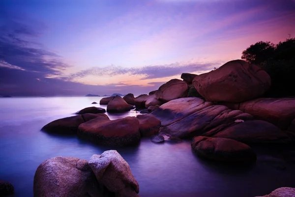 Schöner Sommersonnenuntergang über dem Meer. — Stockfoto