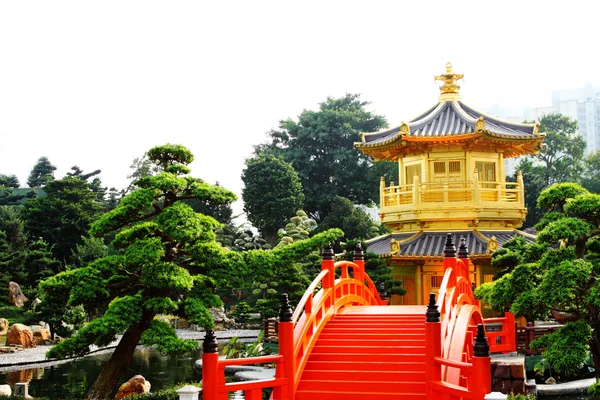 Східні золотистий павільйон Ци Лін жіночий монастир і китайський сад, — стокове фото