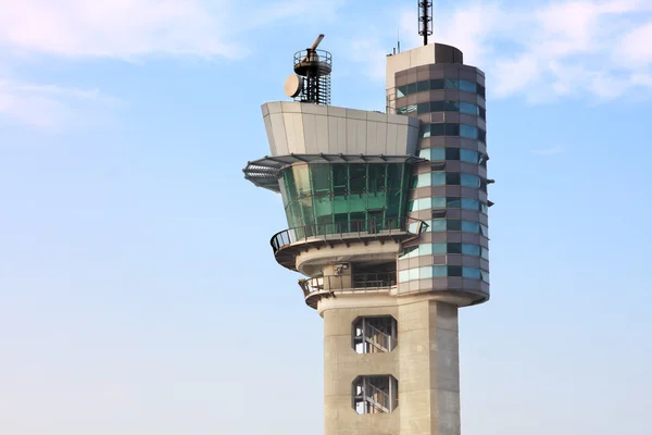 Tower der Flugsicherung auf einem Flughafen an einem stürmisch anmutenden Tag. — Stockfoto