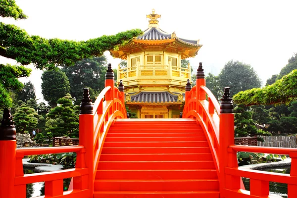 Oriental golden pavilion of Chi Lin Nunnery and Chinese garden, — Stock Photo, Image