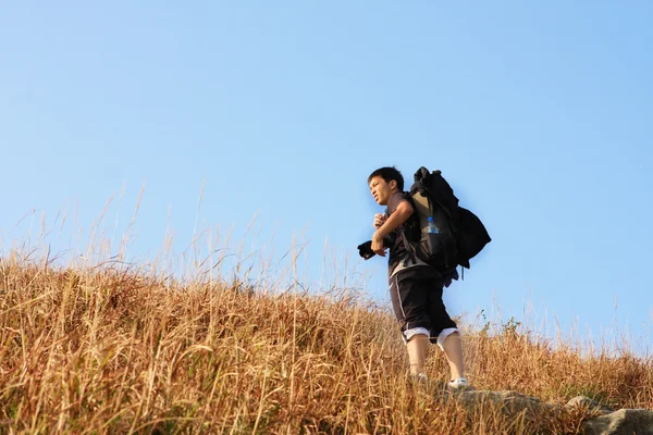 Caminhadas desportivas em montanhas, caminhadas e mochilas — Fotografia de Stock