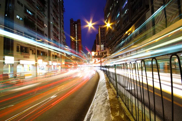 Lalu lintas di pusat kota di malam hari — Stok Foto