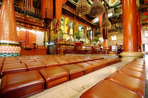 Fileiras de assentos no templo chinês — Fotografia de Stock