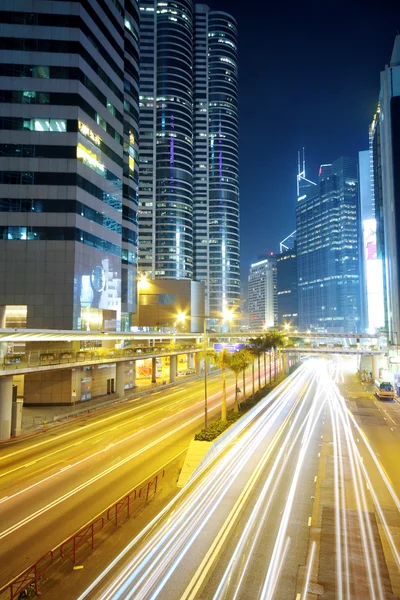 Verkehr in der Innenstadt in der Nacht — Stockfoto