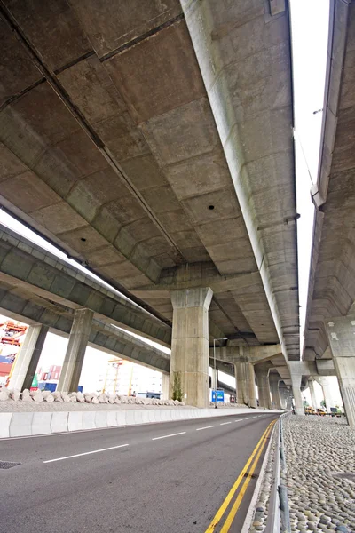 Autostrada pod mostem — Zdjęcie stockowe