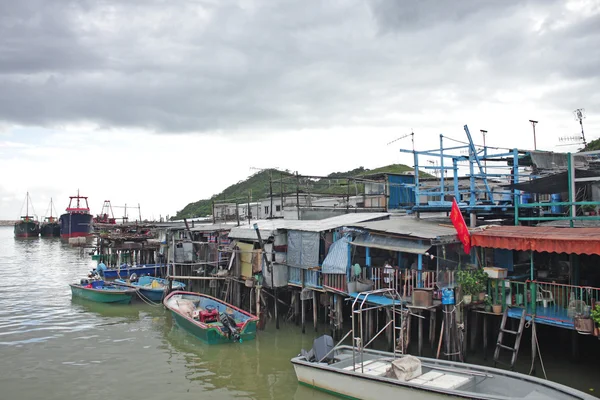 Рыбацкая деревня Тай О с домом на сваях в Гонконге — стоковое фото