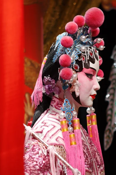 Chinesische Opernattrappe und rotes Tuch als Textraum, es ist ein Spielzeug, nicht — Stockfoto