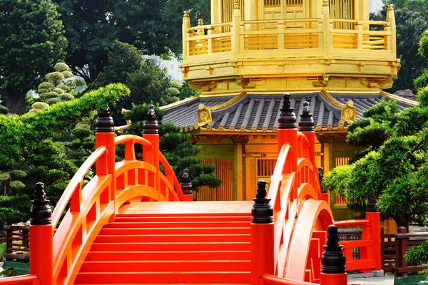 Orientalischer goldener Pavillon des Chi-lin-Nonnenklosters und chinesischer Garten, — Stockfoto