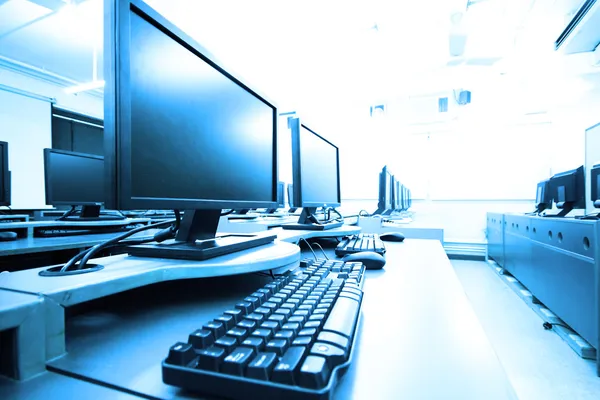 Sala de trabalho com computadores em linha — Fotografia de Stock