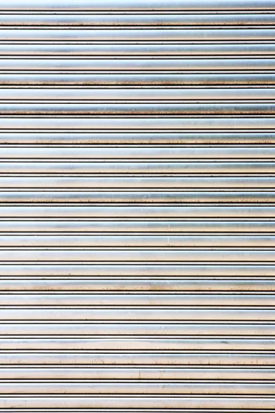 Изношенные металлические ворота гаража ворота магазина рольставни — стоковое фото