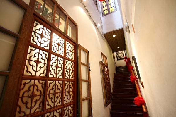Κινεζική παραδοσιακή διάδρομο, σε ξύλινο με κόκκινο φανάρι. — Φωτογραφία Αρχείου