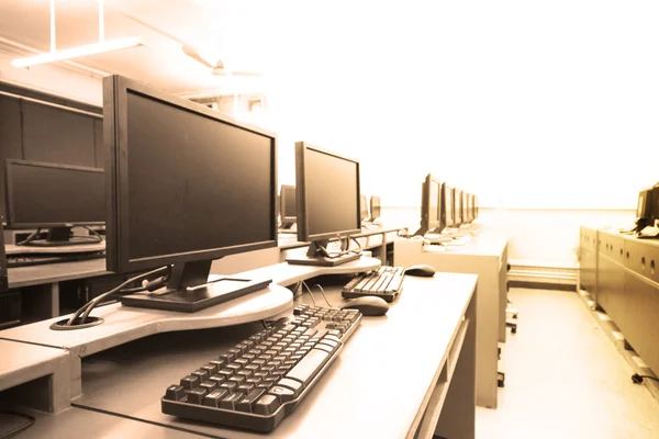 İşyeri odada bulunan bilgisayarlarda satır — Stok fotoğraf