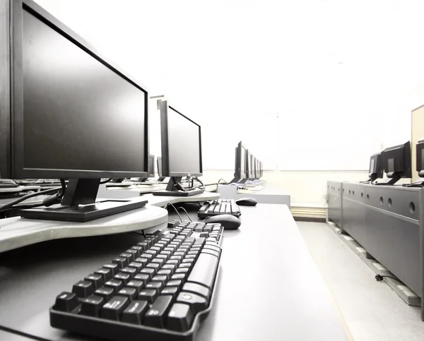 Werkplek kamer met computers in rij — Stockfoto