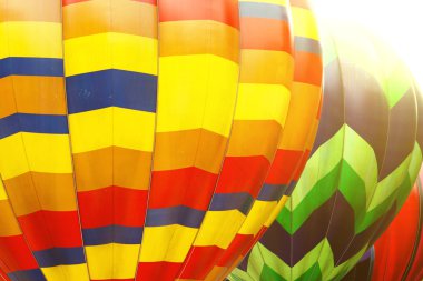 Foto renk sıcak hava balonu ve güneşli bir gün