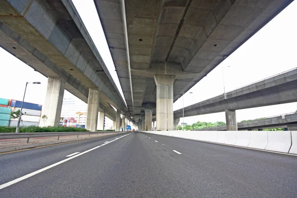 Autobahn unter der Brücke — Stockfoto
