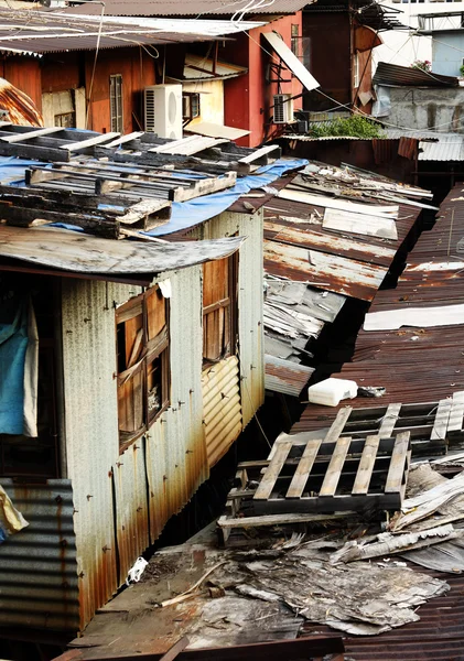 Gammelt rustent metalhus om dagen - Stock-foto