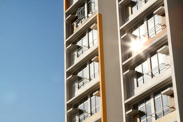 Nuevo edificio de apartamentos y cielo azul como fondo —  Fotos de Stock
