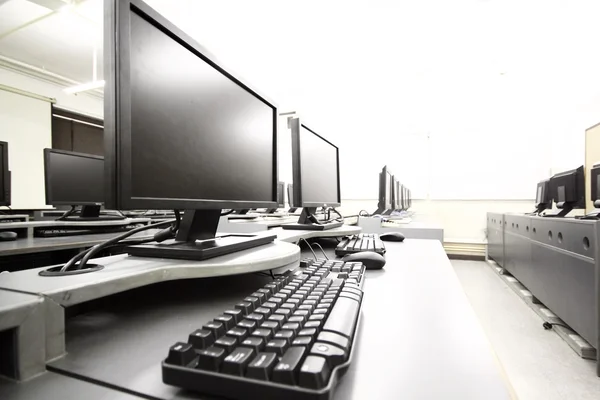 Salle de travail avec ordinateurs en rangée — Photo
