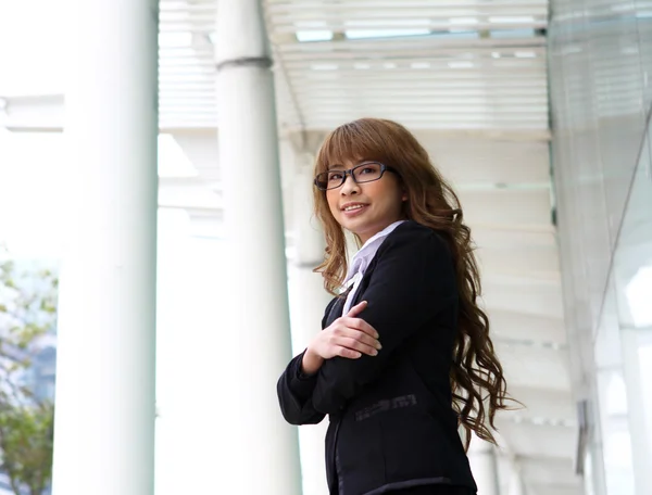 Mooie Aziatische zakenvrouw op kantoorgebouw — Stockfoto