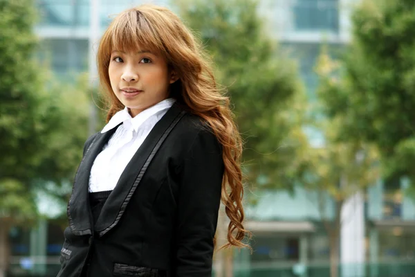 Bastante asiático negocios mujer en oficina edificio — Foto de Stock