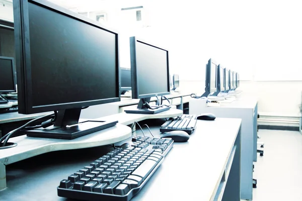 Sala de trabalho com computadores em linha — Fotografia de Stock