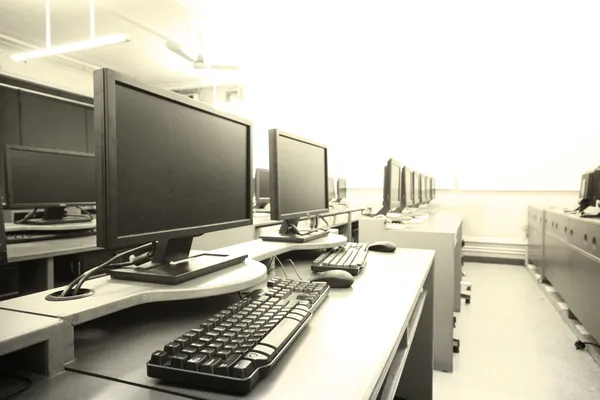 Sala de trabajo con ordenadores en fila — Foto de Stock