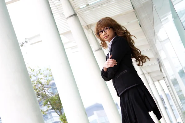 Pretty asian business woman at office building — Stock Photo, Image