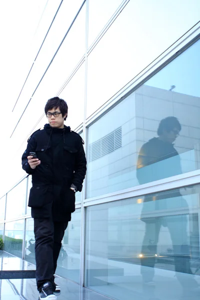 Homem de negócios usando celular quando espera na estação . — Fotografia de Stock