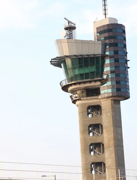 Torre de controle de tráfego aéreo em um aeroporto em um dia tempestuoso . — Fotografia de Stock