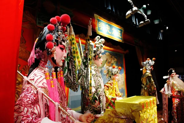 Manequim de ópera chinesa, é um brinquedo, homem não real — Fotografia de Stock