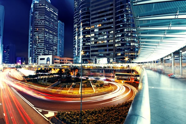 Nowoczesne miasto miejskie z ruchu autostrady w nocy, hong kong — Zdjęcie stockowe