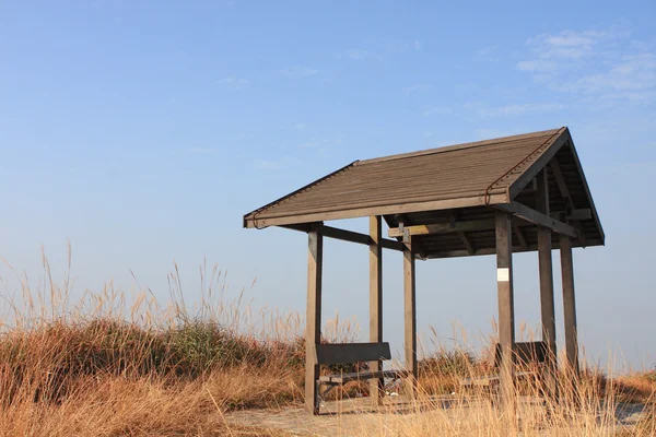 Pavillon sur la prairie avec ciel bleu . — Photo