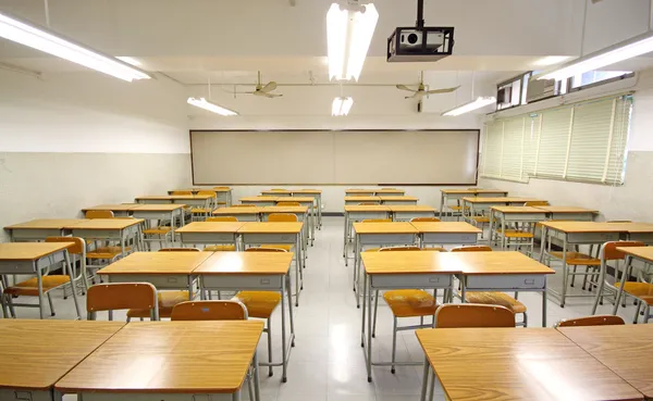 Grande sala de aula vazia na escola — Fotografia de Stock