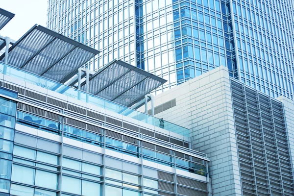 Modernes Gebäude mit Blautönen — Stockfoto