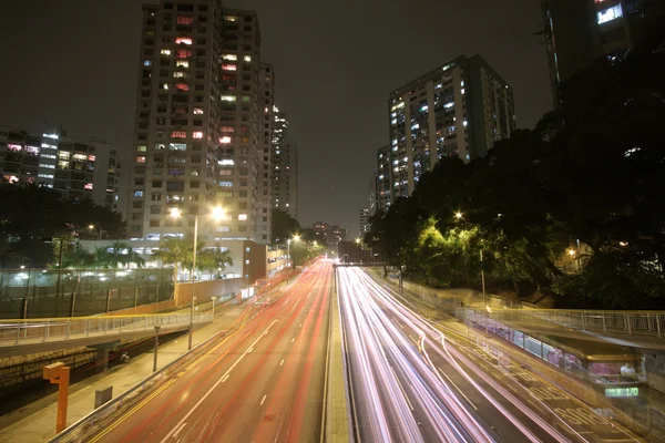 Сучасне місто з вуличним рухом вночі, гонг-конг. — стокове фото
