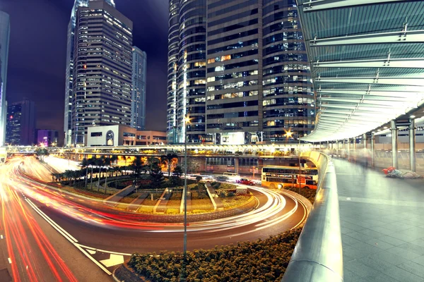 Città urbana moderna con traffico in autostrada di notte, Hong Kong — Foto Stock