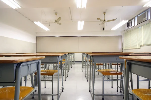 Пустой большой класс в школе — стоковое фото