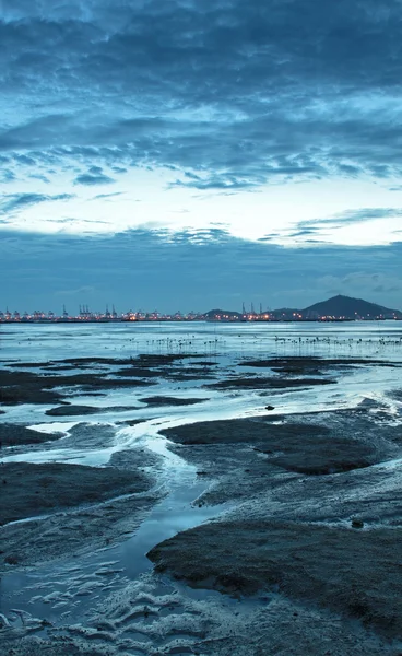 Gün batımında Hong Kong sahilinde alacakaranlıkta. — Stok fotoğraf