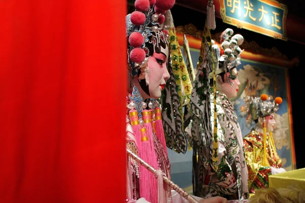 Китайская опера манекен и красная ткань, как текстовое пространство, это игрушка, не — стоковое фото