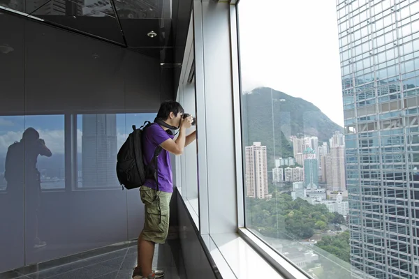Photographer takes a photo of the landscape indoor — Stock Photo, Image
