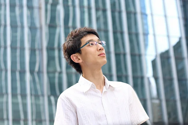 Asiático jovem, bonito homem de negócios no prédio de escritórios  . — Fotografia de Stock