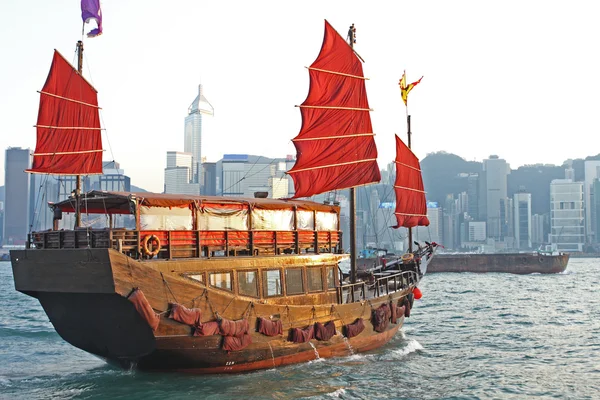 Парусник в гавани Гонконга — стоковое фото