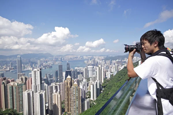 Tourist taking photo of Hong Kong skyline by his digital camera — Stock Photo, Image